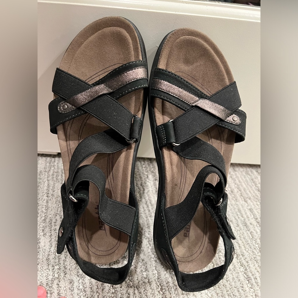 Earth brand black sandals